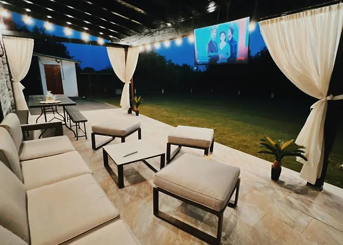 Pensión Casa Simon Douăzeci şi Trei August